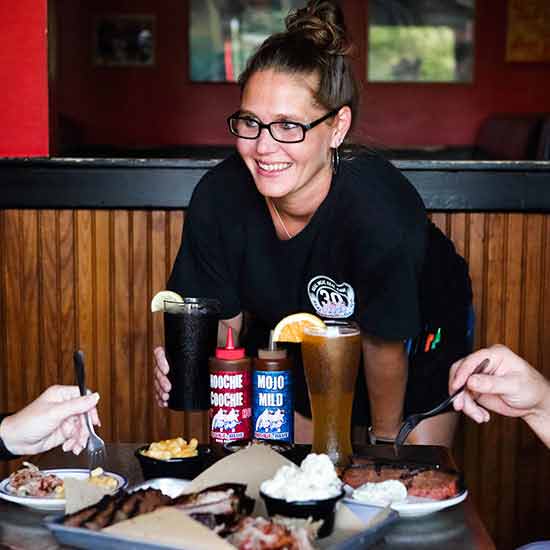 Dine-In-WomanServer.ps